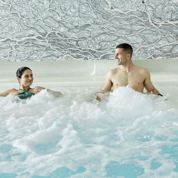 Pareja disfrutando de una sesión de spa en Stic Urban