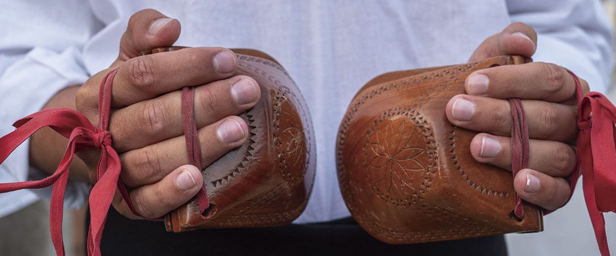 Sonador tocando las castañuelas en una ballada pagesa